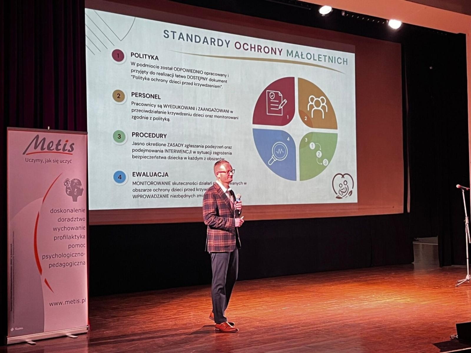 Zdjęcie w galerii na portalu naszwodzislaw.com: Konferencja ChrońMY Dzieci w Radlinie. Nowe standardy ochrony małoletnich [FOTO i WIDEO] wiadomości z regionu