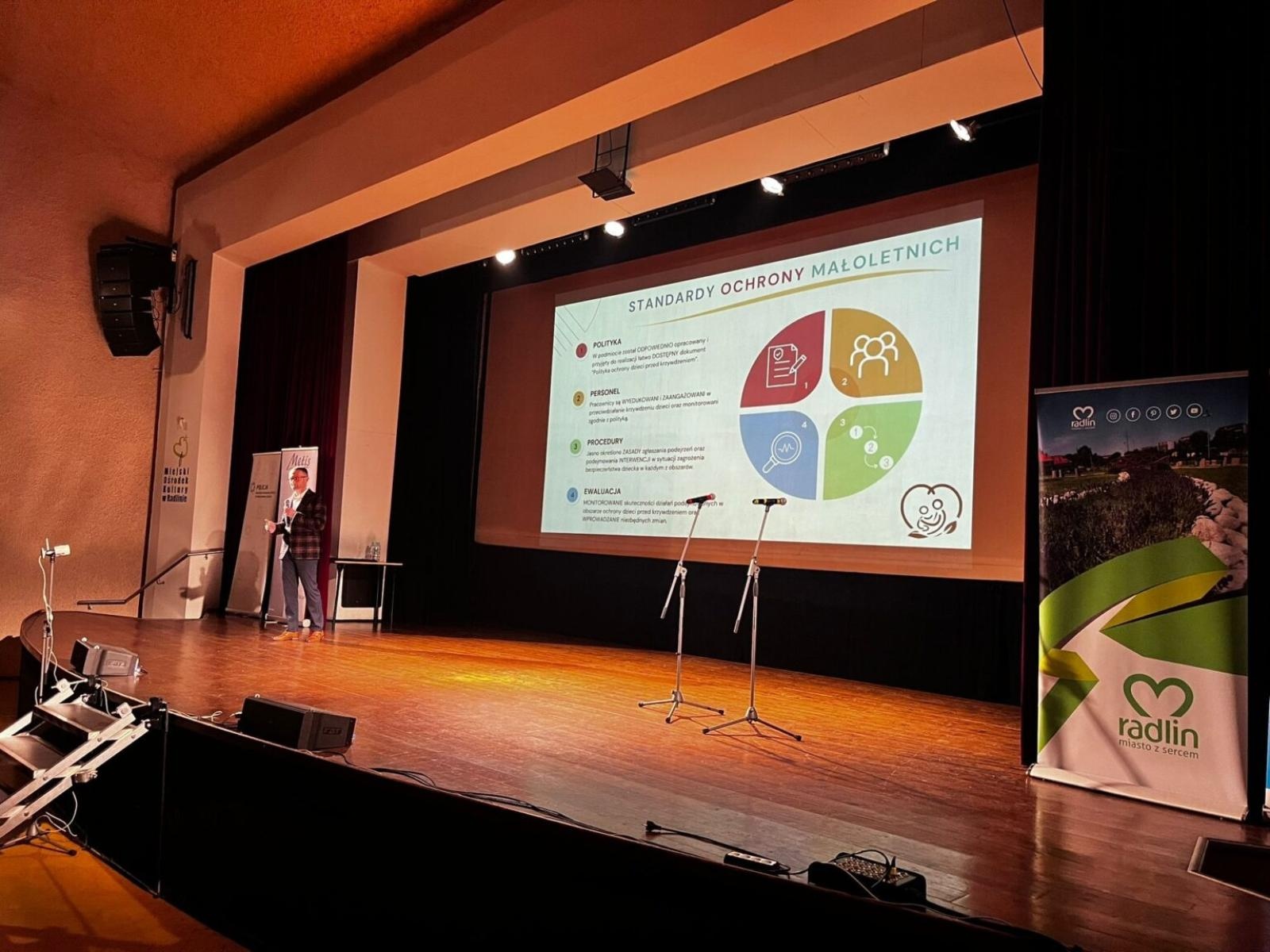 Zdjęcie w galerii na portalu naszwodzislaw.com: Konferencja ChrońMY Dzieci w Radlinie. Nowe standardy ochrony małoletnich [FOTO i WIDEO] wiadomości z regionu