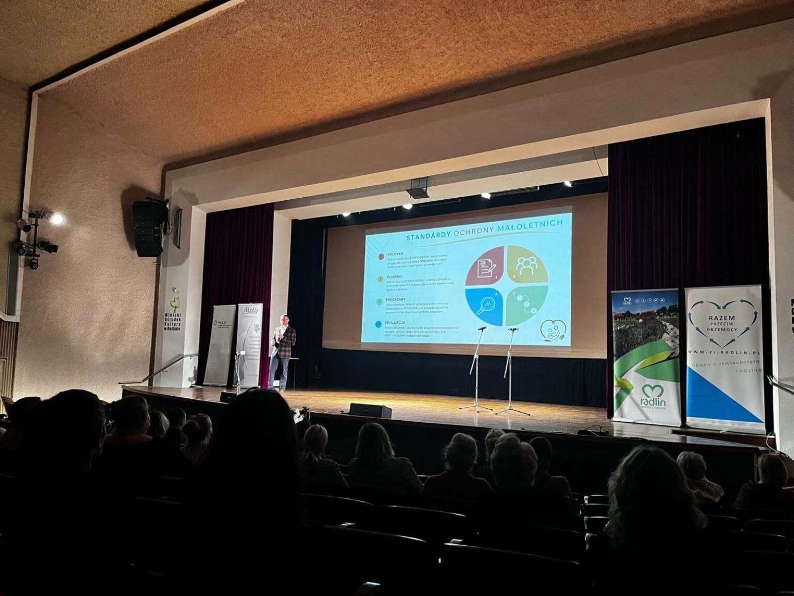 Zdjęcie w galerii na portalu naszwodzislaw.com: Konferencja ChrońMY Dzieci w Radlinie. Nowe standardy ochrony małoletnich [FOTO i WIDEO] wiadomości z regionu