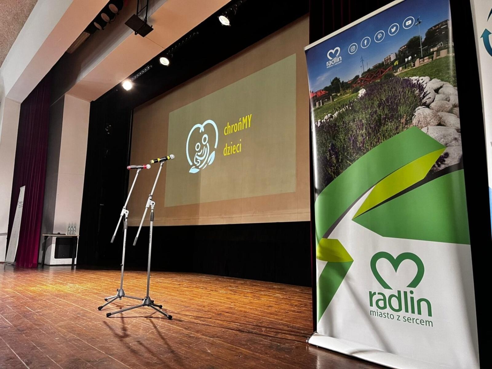 Zdjęcie w galerii na portalu naszwodzislaw.com: Konferencja ChrońMY Dzieci w Radlinie. Nowe standardy ochrony małoletnich [FOTO i WIDEO] wiadomości z regionu