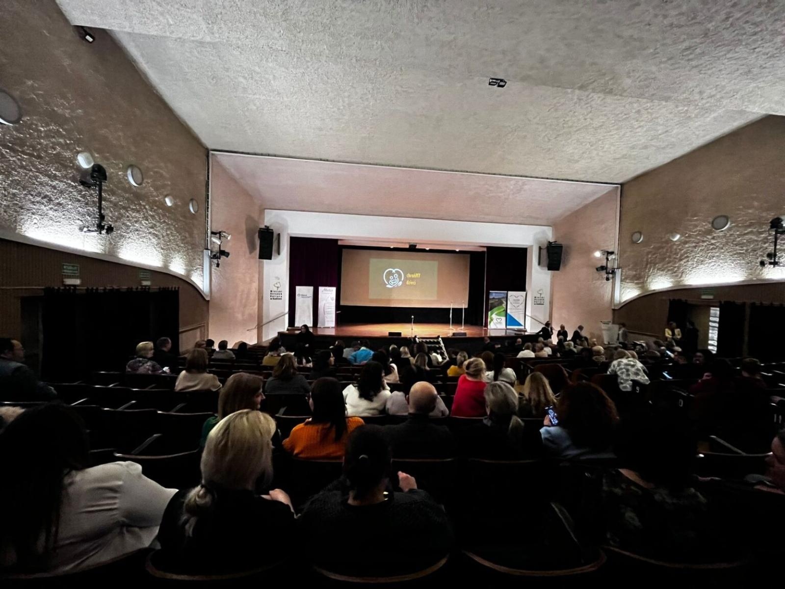 Zdjęcie w galerii na portalu naszwodzislaw.com: Konferencja ChrońMY Dzieci w Radlinie. Nowe standardy ochrony małoletnich [FOTO i WIDEO] wiadomości z regionu