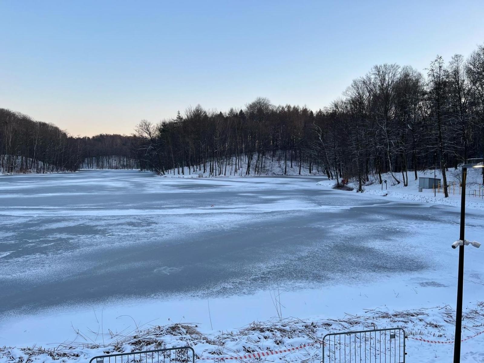 Zdjęcie w galerii na portalu naszwodzislaw.com: Zimno im niestraszne. Tłumy na imprezie Pomaganie przez morsowanie wiadomości z regionu