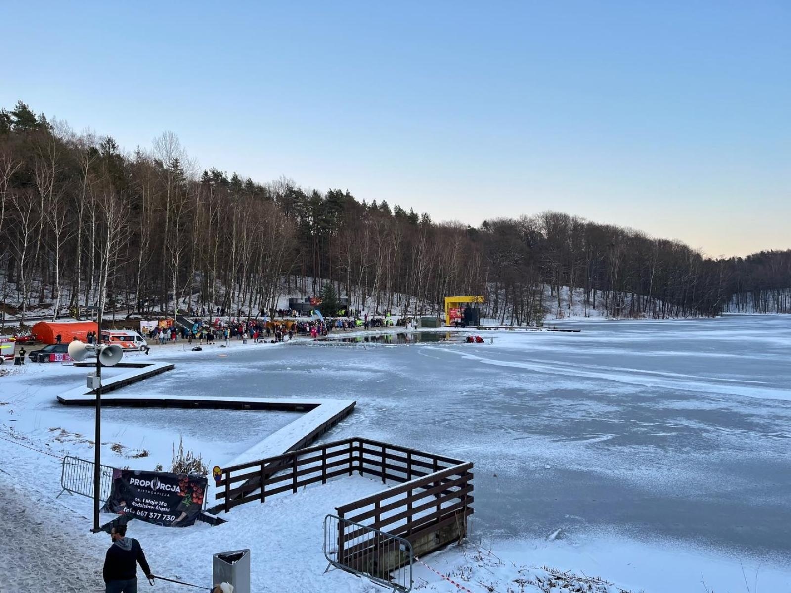 Zdjęcie w galerii na portalu naszwodzislaw.com: Zimno im niestraszne. Tłumy na imprezie Pomaganie przez morsowanie wiadomości z regionu