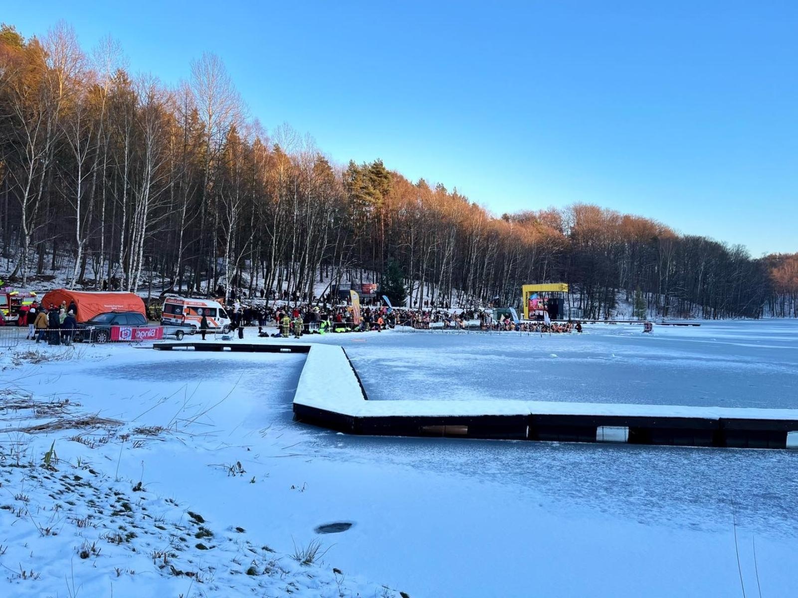 Zdjęcie w galerii na portalu naszwodzislaw.com: Zimno im niestraszne. Tłumy na imprezie Pomaganie przez morsowanie wiadomości z regionu