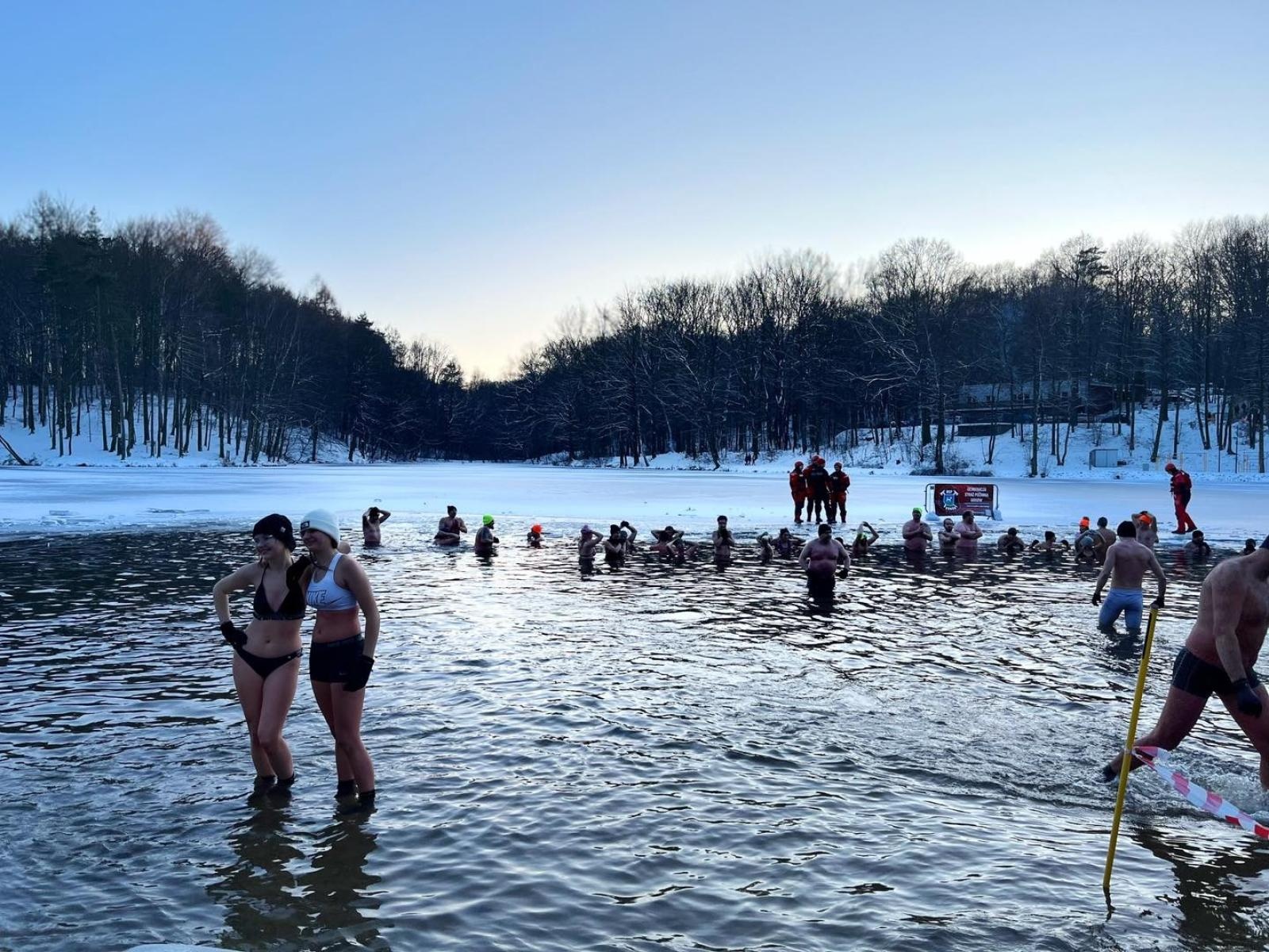 Zdjęcie w galerii na portalu naszwodzislaw.com: Zimno im niestraszne. Tłumy na imprezie Pomaganie przez morsowanie wiadomości z regionu