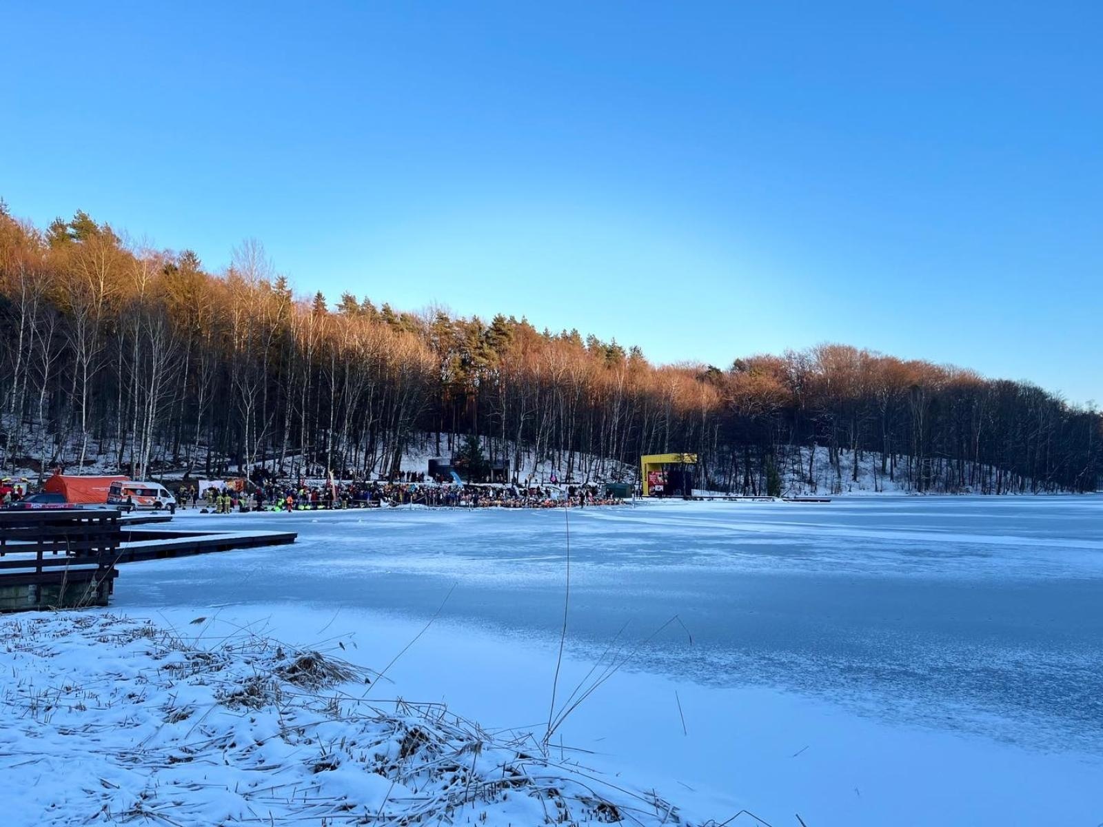 Zdjęcie w galerii na portalu naszwodzislaw.com: Zimno im niestraszne. Tłumy na imprezie Pomaganie przez morsowanie wiadomości z regionu