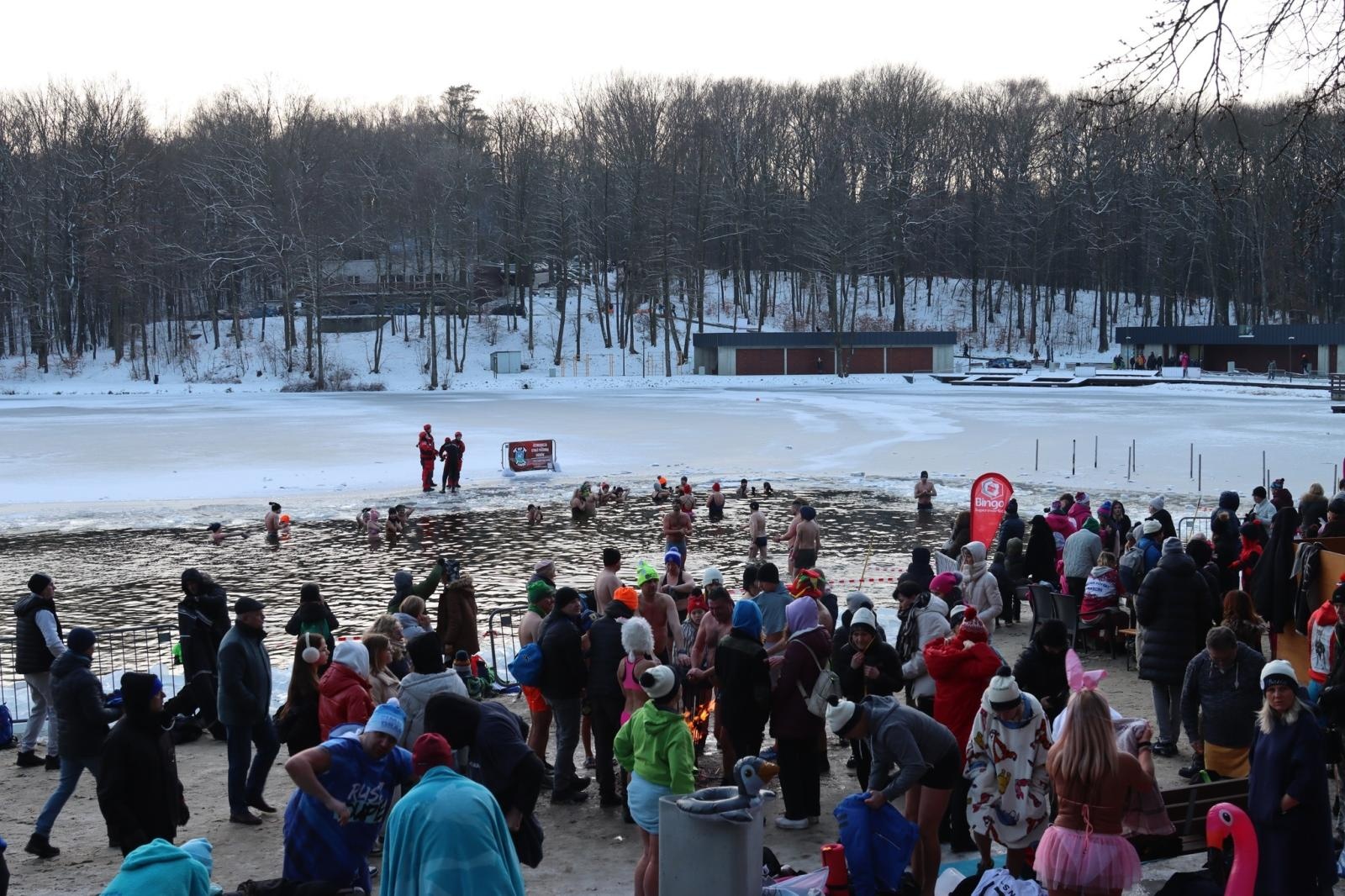 Zdjęcie w galerii na portalu naszwodzislaw.com: Zimno im niestraszne. Tłumy na imprezie Pomaganie przez morsowanie wiadomości z regionu