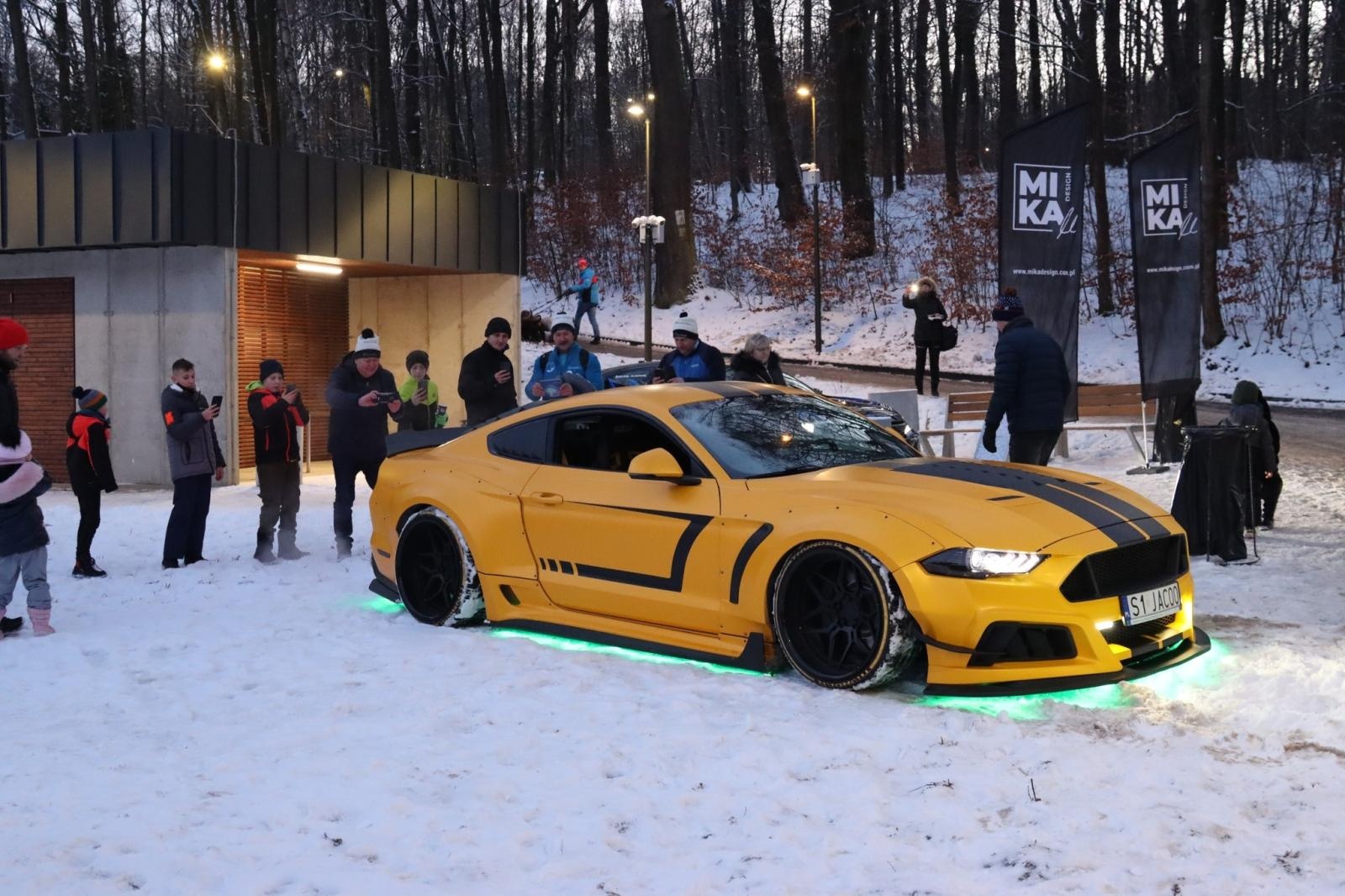 Zdjęcie w galerii na portalu naszwodzislaw.com: Zimno im niestraszne. Tłumy na imprezie Pomaganie przez morsowanie wiadomości z regionu