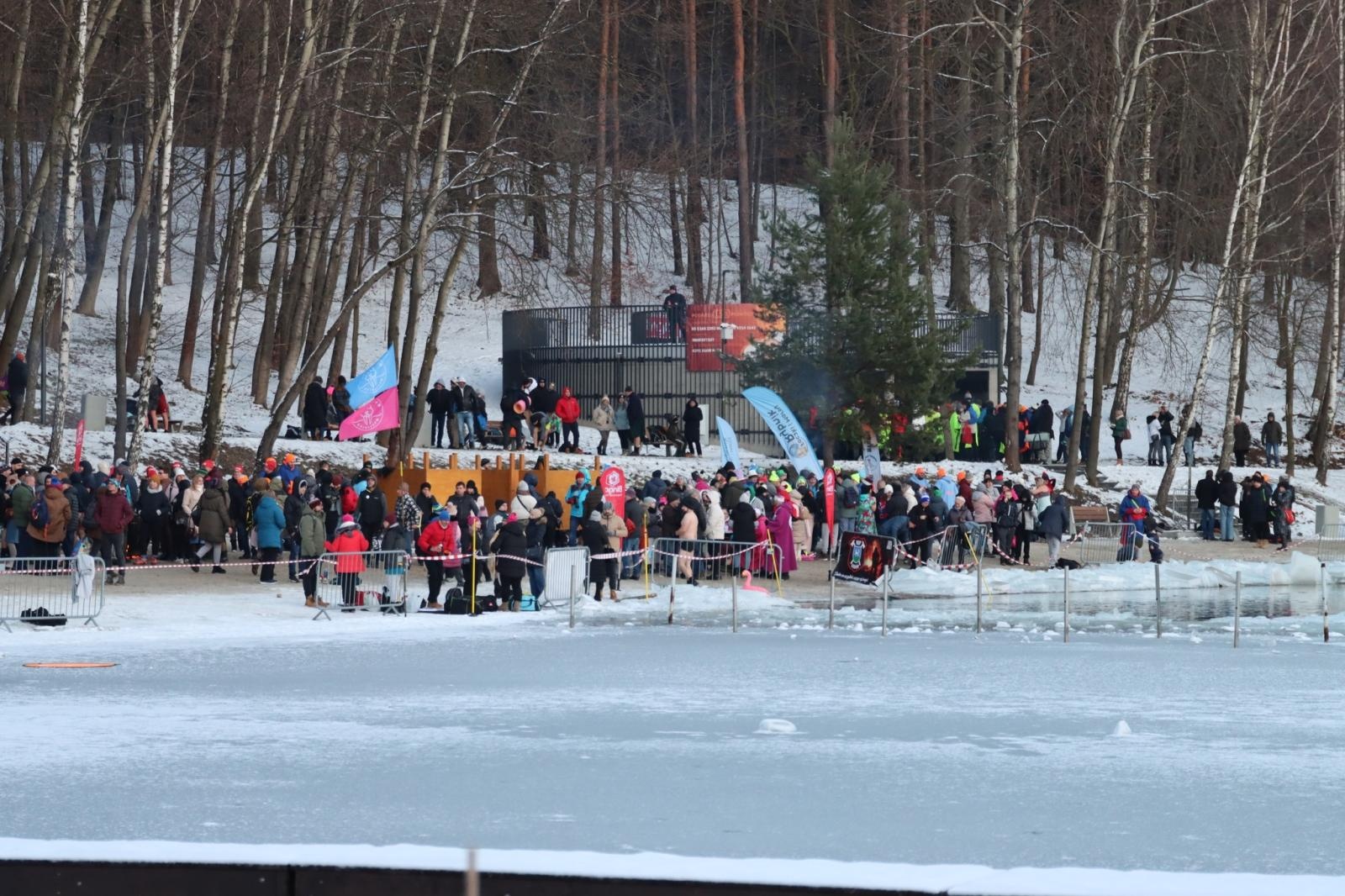 Zdjęcie w galerii na portalu naszwodzislaw.com: Zimno im niestraszne. Tłumy na imprezie Pomaganie przez morsowanie wiadomości z regionu