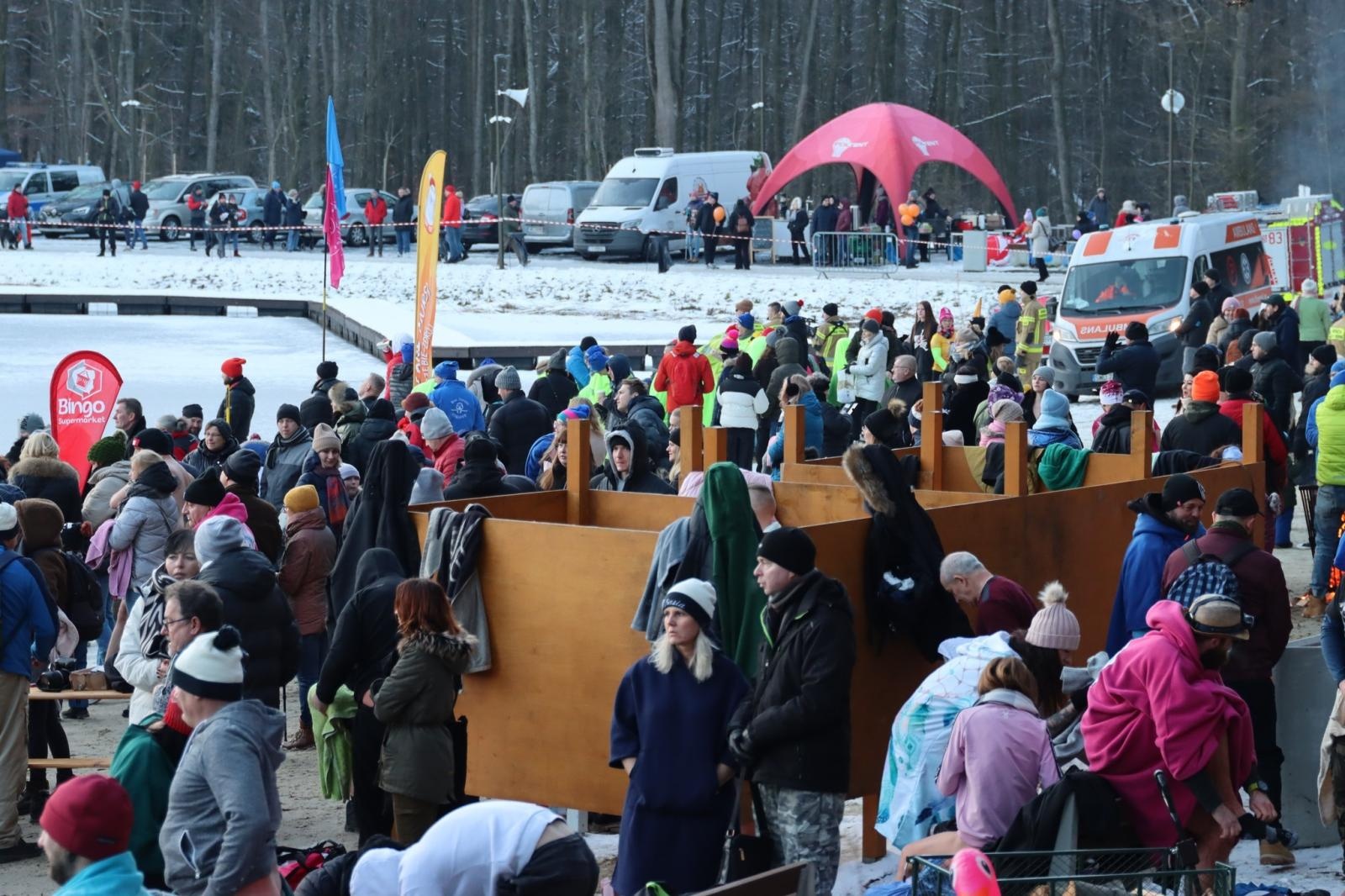 Zdjęcie w galerii na portalu naszwodzislaw.com: Zimno im niestraszne. Tłumy na imprezie Pomaganie przez morsowanie wiadomości z regionu