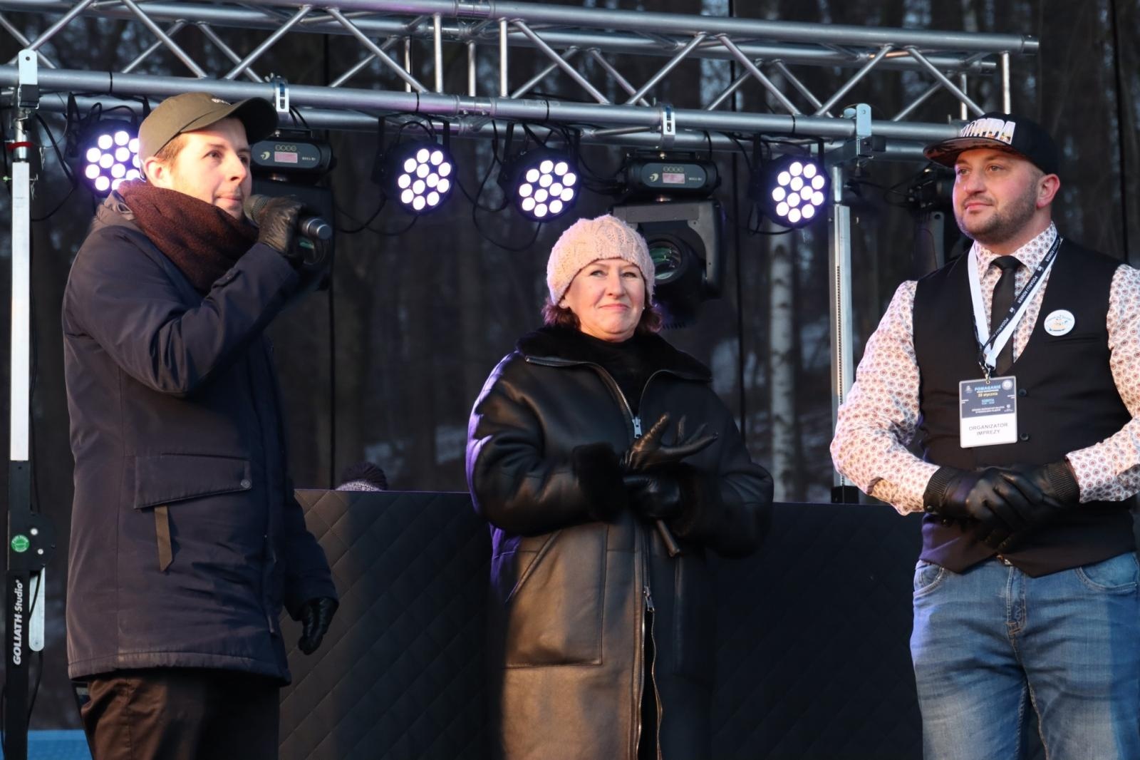 Zdjęcie w galerii na portalu naszwodzislaw.com: Zimno im niestraszne. Tłumy na imprezie Pomaganie przez morsowanie wiadomości z regionu