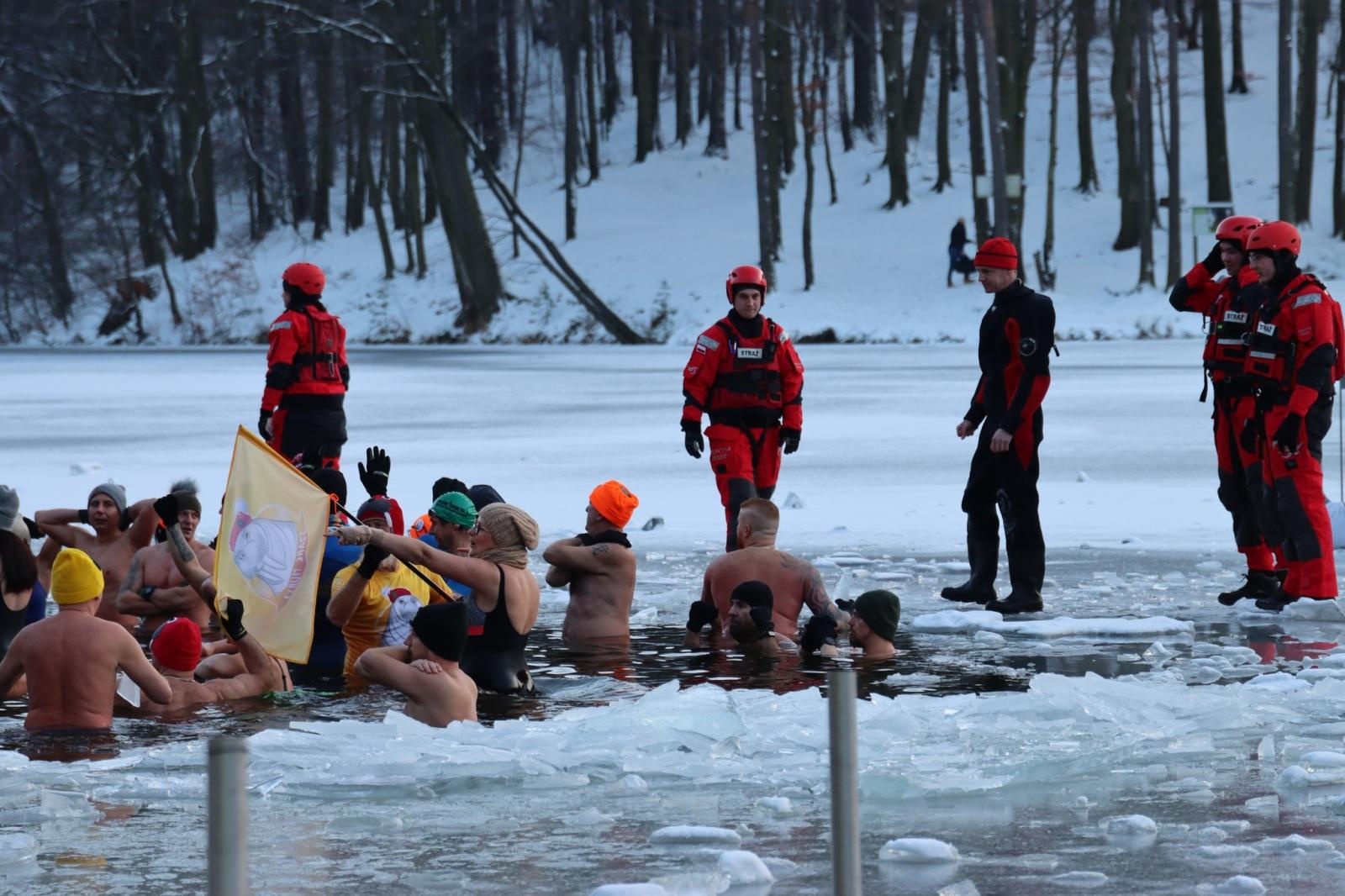 Zdjęcie w galerii na portalu naszwodzislaw.com: Zimno im niestraszne. Tłumy na imprezie Pomaganie przez morsowanie wiadomości z regionu