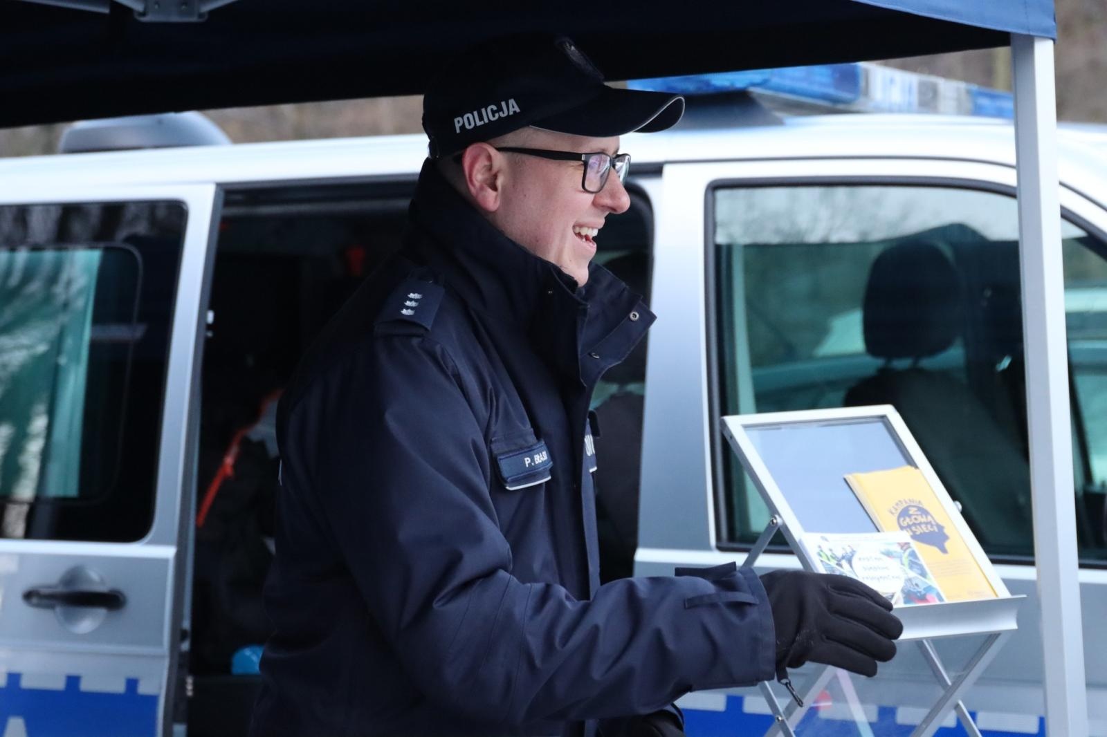 Zdjęcie w galerii na portalu naszwodzislaw.com: Zimno im niestraszne. Tłumy na imprezie Pomaganie przez morsowanie wiadomości z regionu