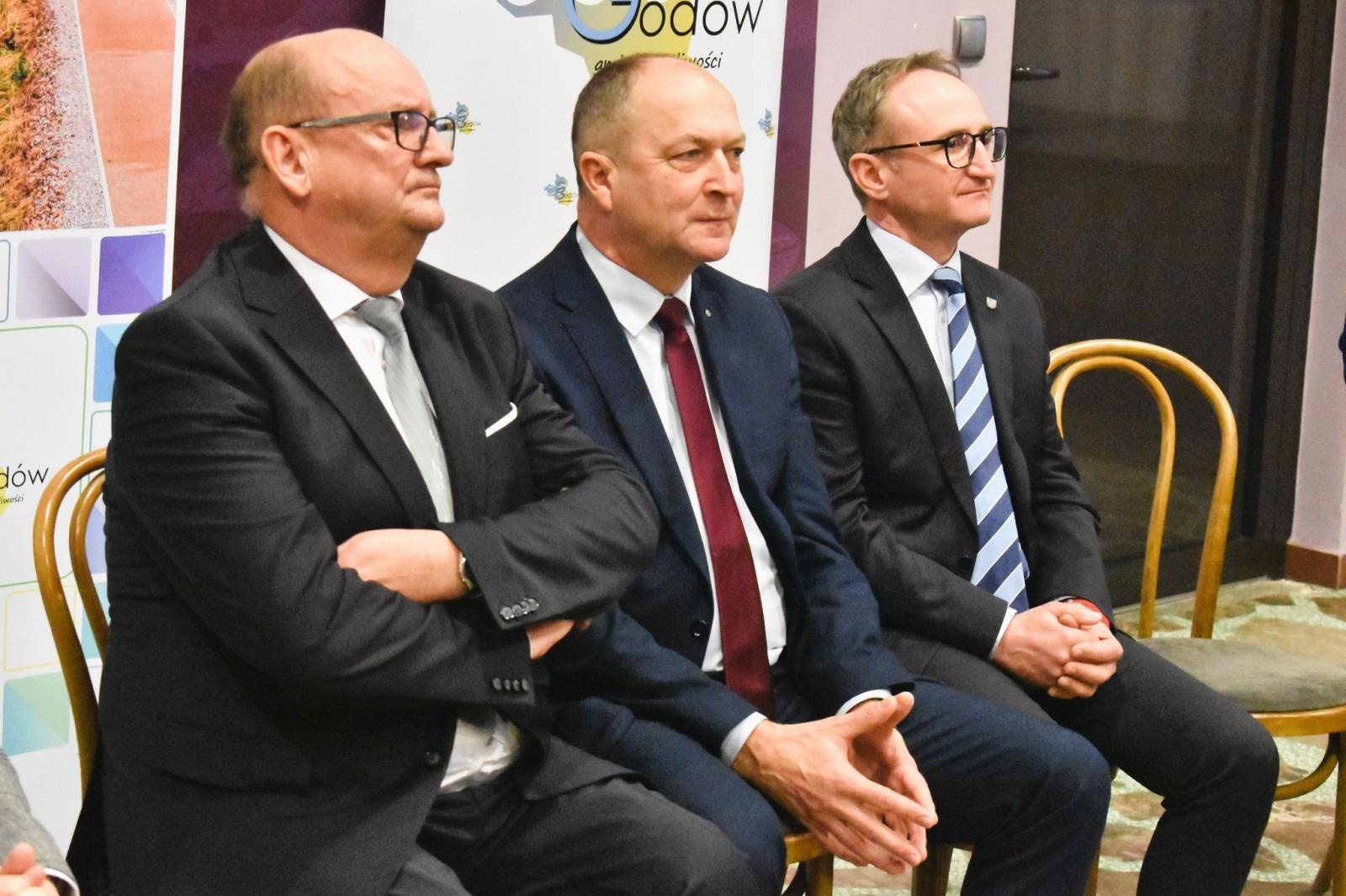 Zdjęcie w galerii na portalu naszwodzislaw.com: Wiceminister edukacji odwiedził Gminę Godów wiadomości z regionu