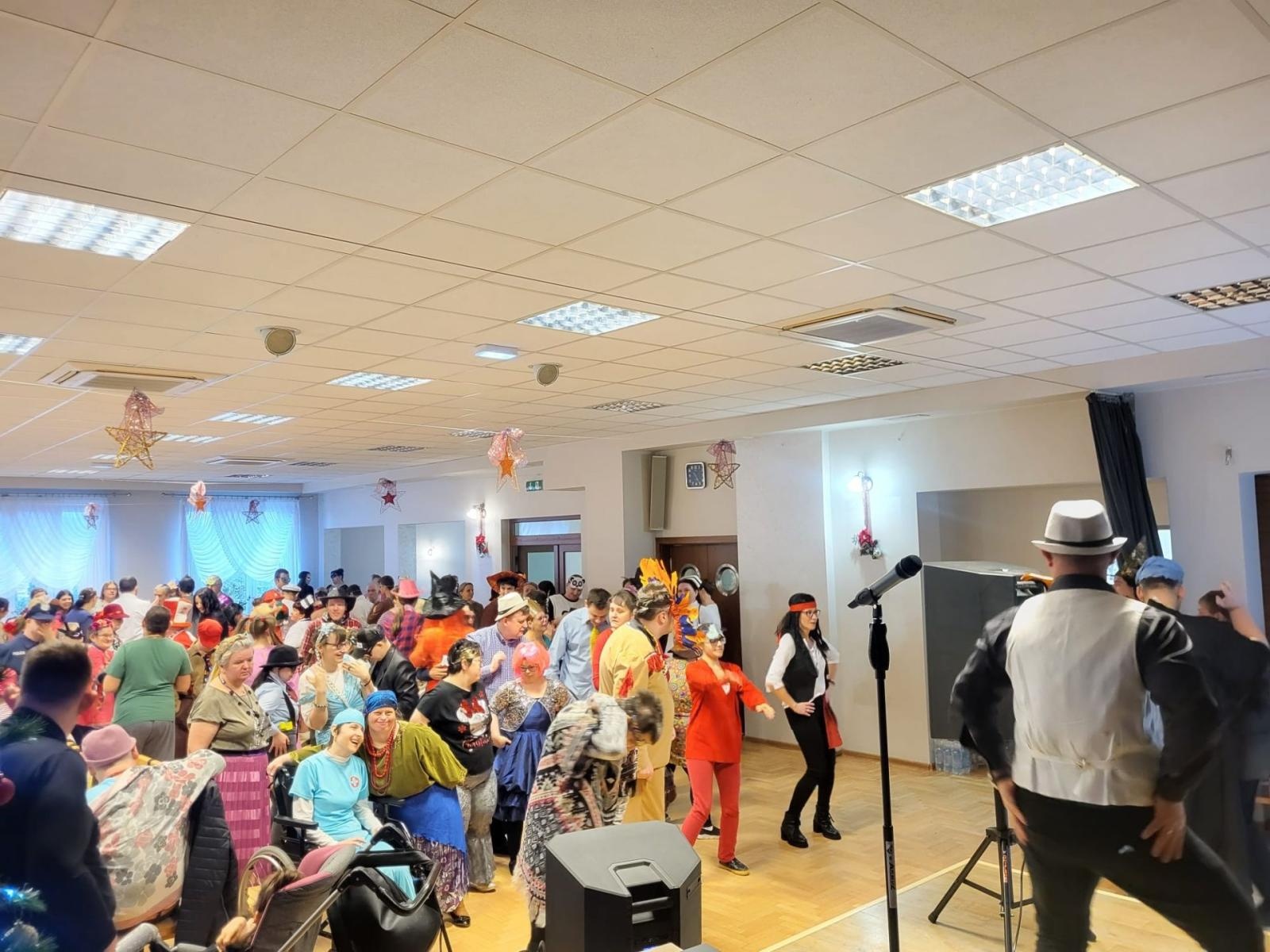 Zdjęcie w galerii na portalu naszwodzislaw.com: Bal maskowy osób z niepełnosprawnościami za nami [FOTO] wiadomości z regionu
