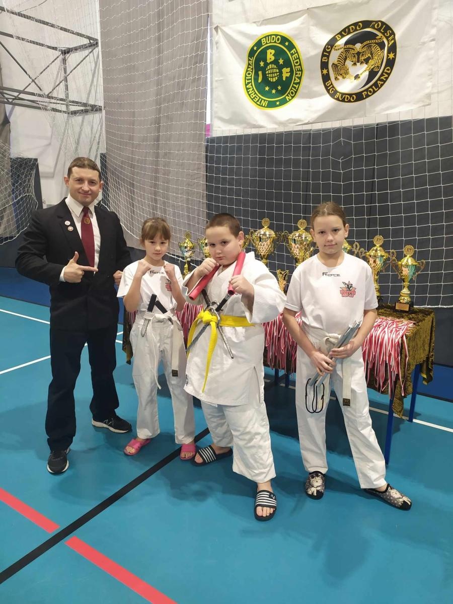 Zdjęcie w galerii na portalu naszwodzislaw.com: Worek medali zawodników United Fight Club wiadomości z regionu