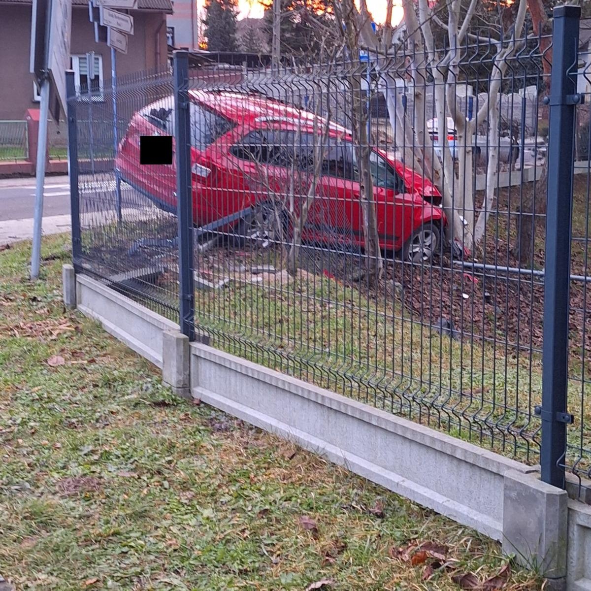 Zdjęcie w galerii na portalu naszwodzislaw.com: Zamyślił się i wjechał w drzewo. Niebezpieczne zdarzenie w Syryni wiadomości z regionu