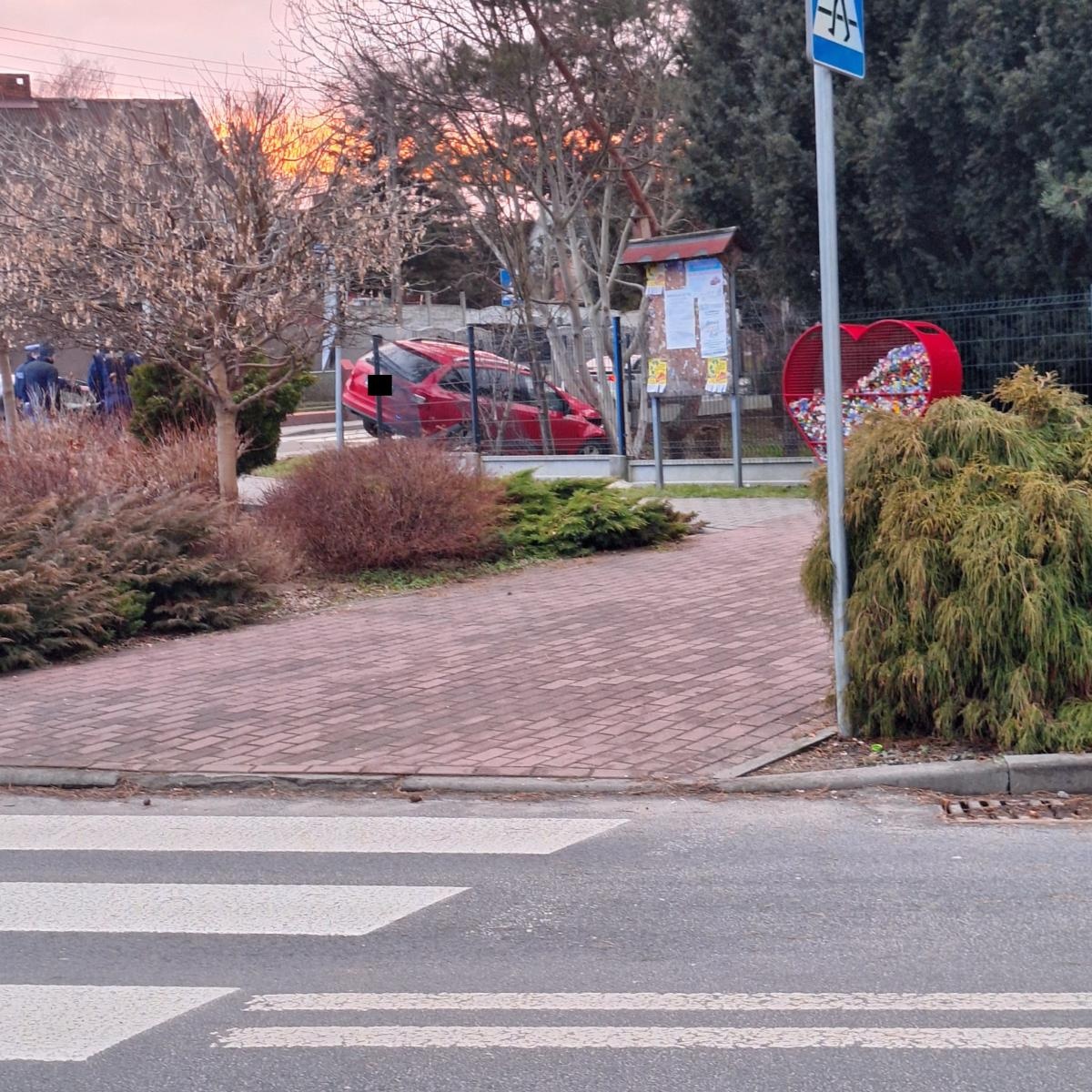 Zdjęcie w galerii na portalu naszwodzislaw.com: Zamyślił się i wjechał w drzewo. Niebezpieczne zdarzenie w Syryni wiadomości z regionu