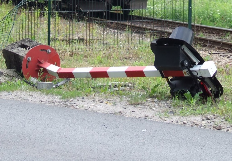 Zdjęcie w galerii na portalu naszwodzislaw.com: Wypadł z jezdni wprost na tory wiadomości z regionu