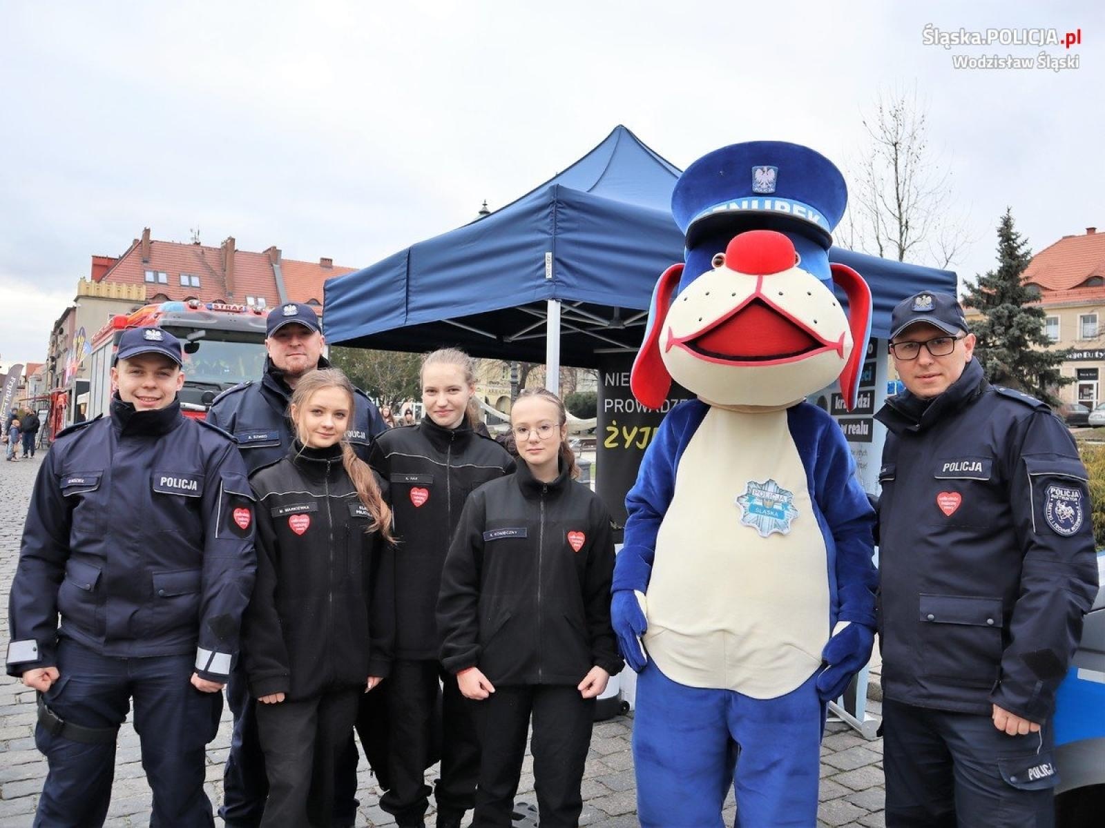 Zdjęcie w galerii na portalu naszwodzislaw.com: Wodzisławska policja zagrała z WOŚP [FOTO] wiadomości z regionu