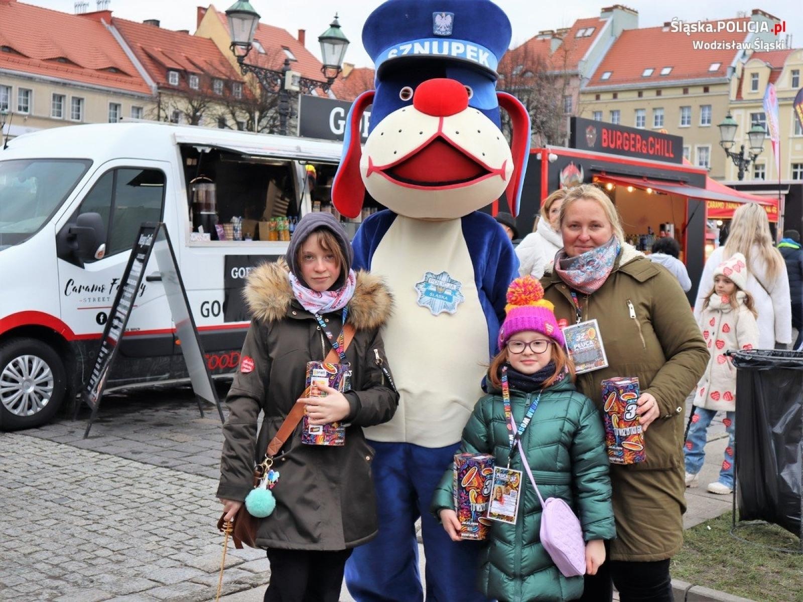 Zdjęcie w galerii na portalu naszwodzislaw.com: Wodzisławska policja zagrała z WOŚP [FOTO] wiadomości z regionu