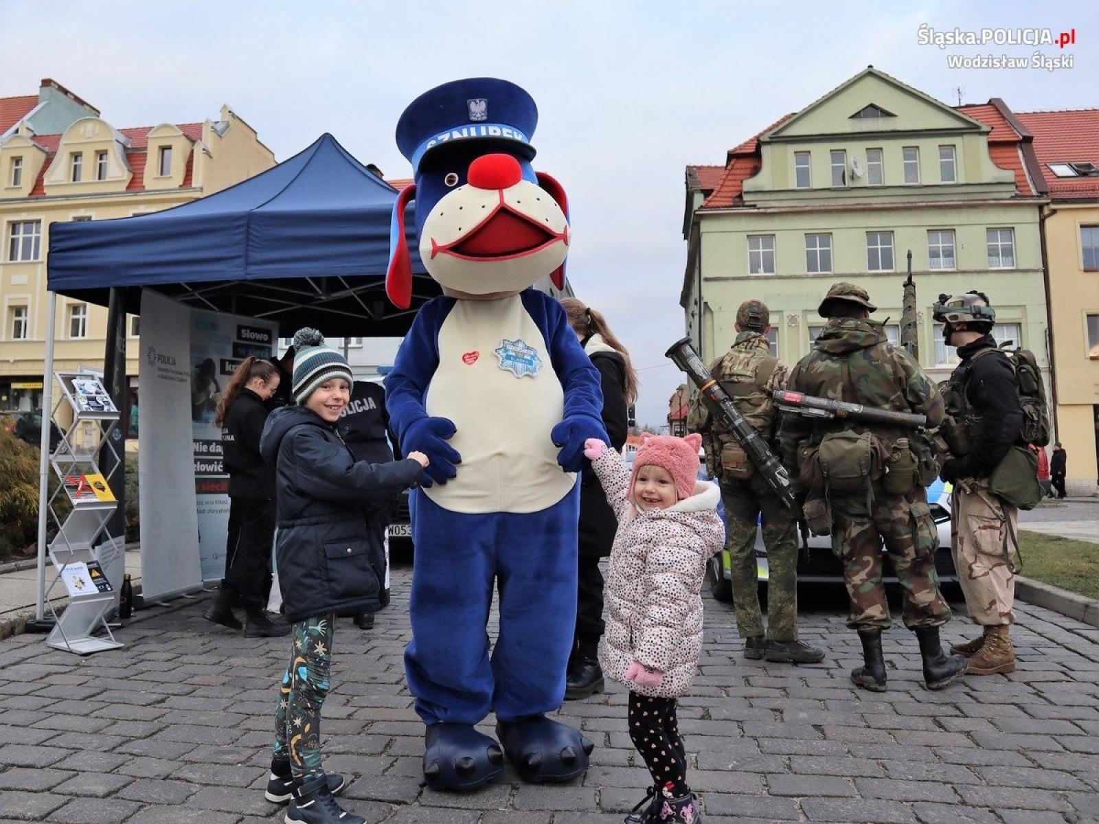 Zdjęcie w galerii na portalu naszwodzislaw.com: Wodzisławska policja zagrała z WOŚP [FOTO] wiadomości z regionu