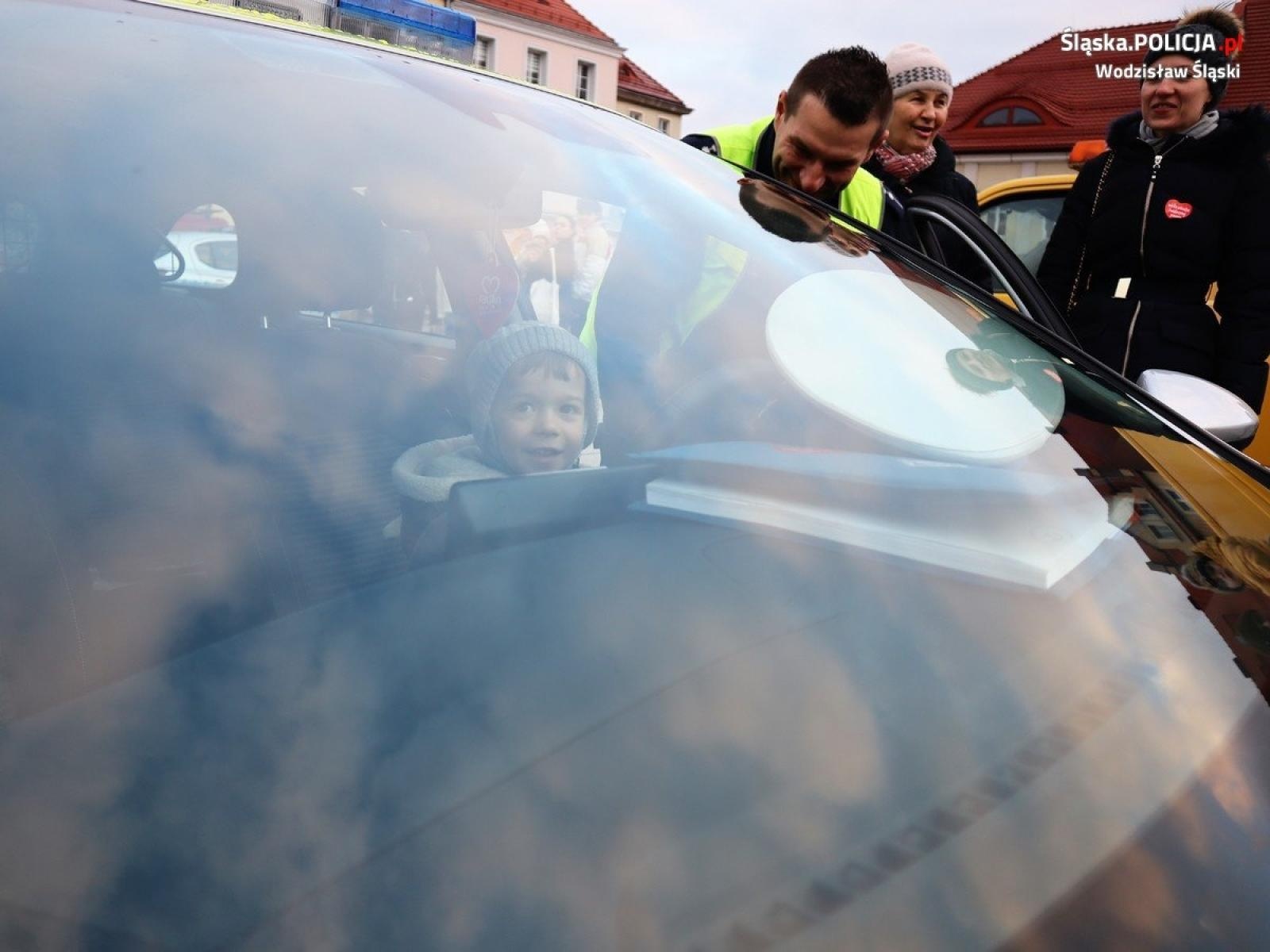 Zdjęcie w galerii na portalu naszwodzislaw.com: Wodzisławska policja zagrała z WOŚP [FOTO] wiadomości z regionu