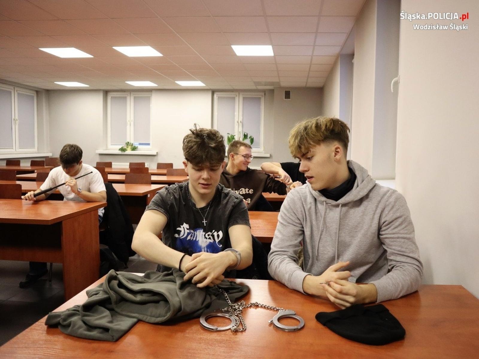 Zdjęcie w galerii na portalu naszwodzislaw.com: Zawodowy debiut w wodzisławskiej komendzie policji [FOTO] wiadomości z regionu