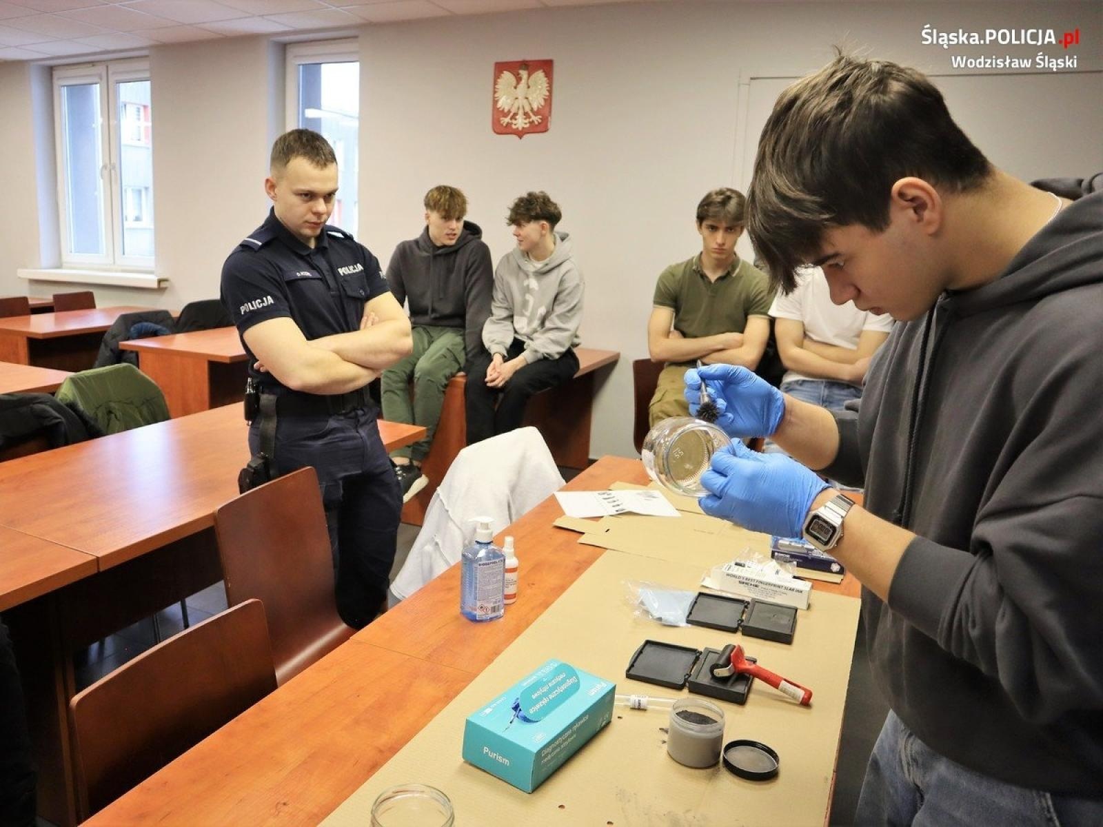 Zdjęcie w galerii na portalu naszwodzislaw.com: Zawodowy debiut w wodzisławskiej komendzie policji [FOTO] wiadomości z regionu
