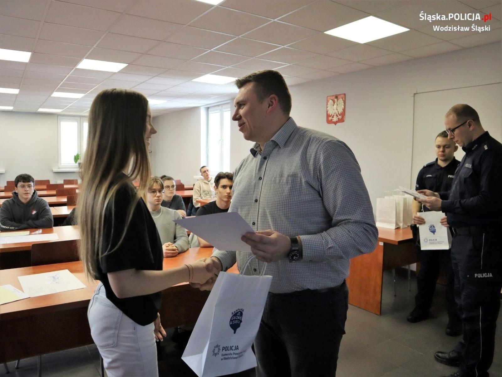 Zdjęcie w galerii na portalu naszwodzislaw.com: Zawodowy debiut w wodzisławskiej komendzie policji [FOTO] wiadomości z regionu