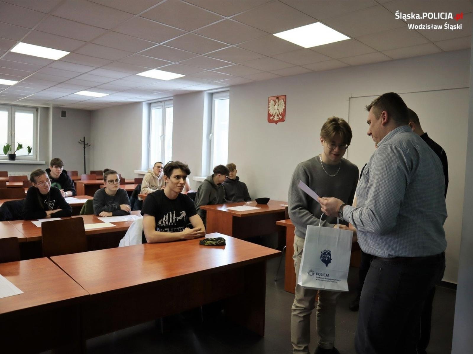 Zdjęcie w galerii na portalu naszwodzislaw.com: Zawodowy debiut w wodzisławskiej komendzie policji [FOTO] wiadomości z regionu