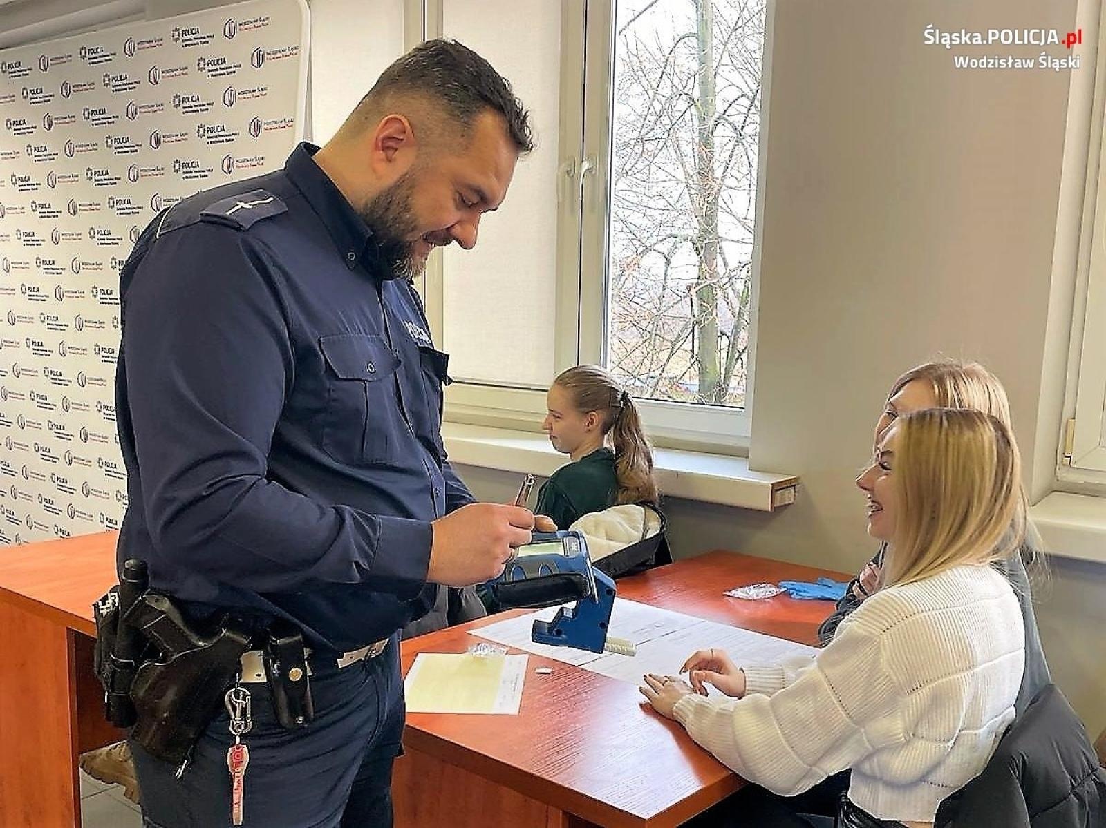 Zdjęcie w galerii na portalu naszwodzislaw.com: Zawodowy debiut w wodzisławskiej komendzie policji [FOTO] wiadomości z regionu