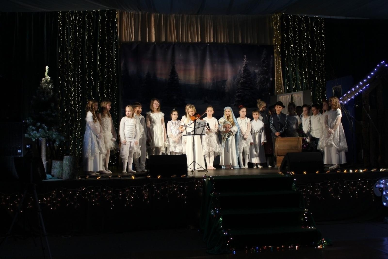 Zdjęcie w galerii na portalu naszwodzislaw.com: Bajkowy koncert noworoczny w Szkole Podstawowej w Lubomi wiadomości z regionu