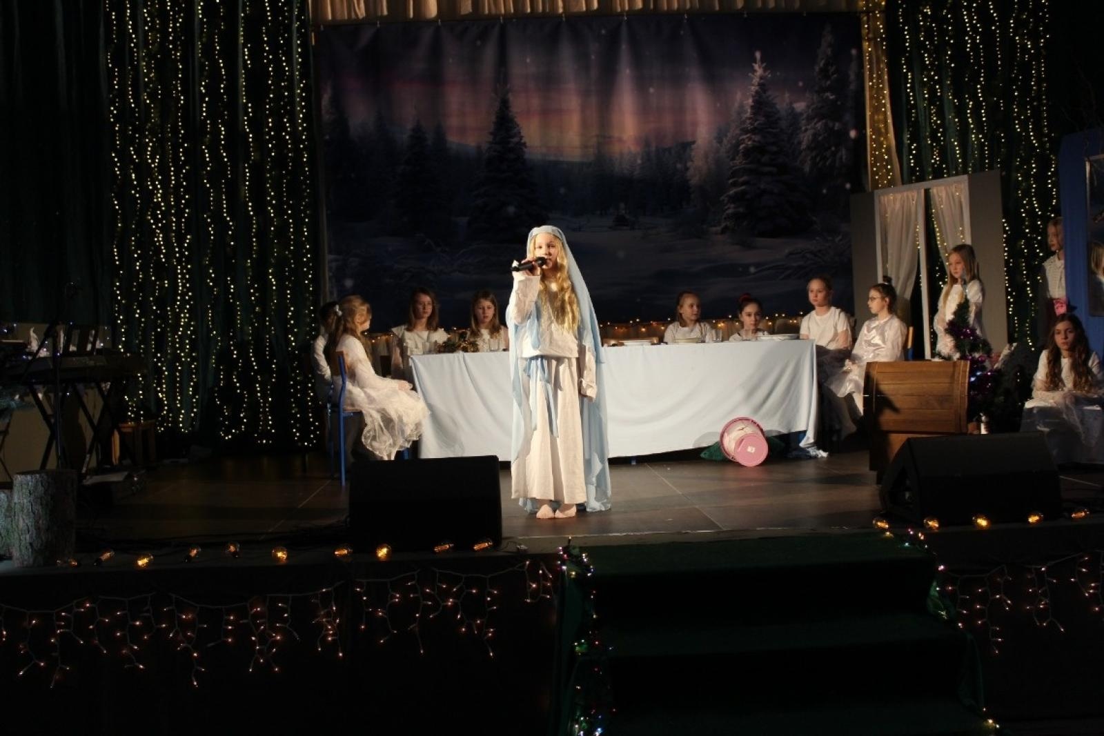 Zdjęcie w galerii na portalu naszwodzislaw.com: Bajkowy koncert noworoczny w Szkole Podstawowej w Lubomi wiadomości z regionu