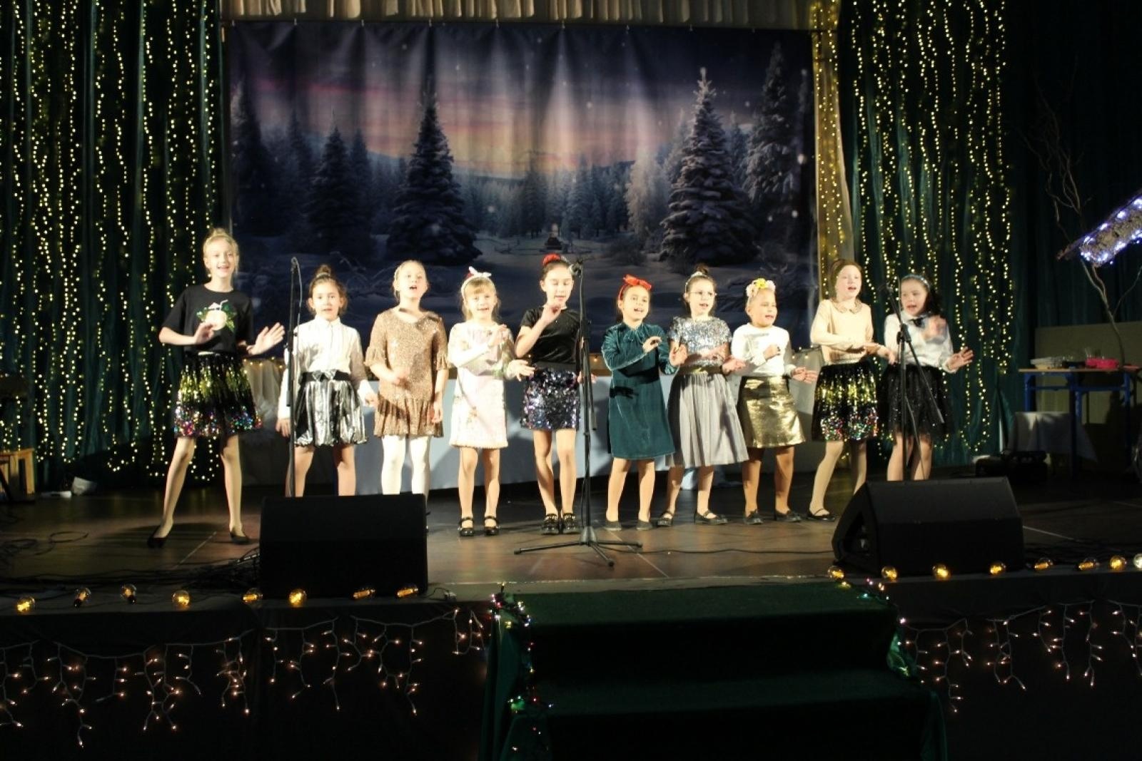 Zdjęcie w galerii na portalu naszwodzislaw.com: Bajkowy koncert noworoczny w Szkole Podstawowej w Lubomi wiadomości z regionu