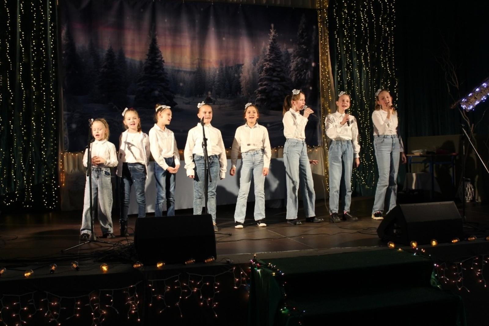 Zdjęcie w galerii na portalu naszwodzislaw.com: Bajkowy koncert noworoczny w Szkole Podstawowej w Lubomi wiadomości z regionu