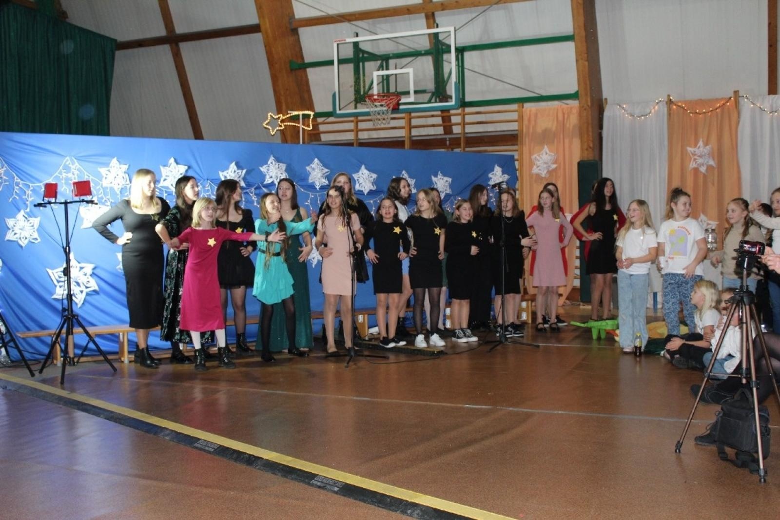 Zdjęcie w galerii na portalu naszwodzislaw.com: Bajkowy koncert noworoczny w Szkole Podstawowej w Lubomi wiadomości z regionu