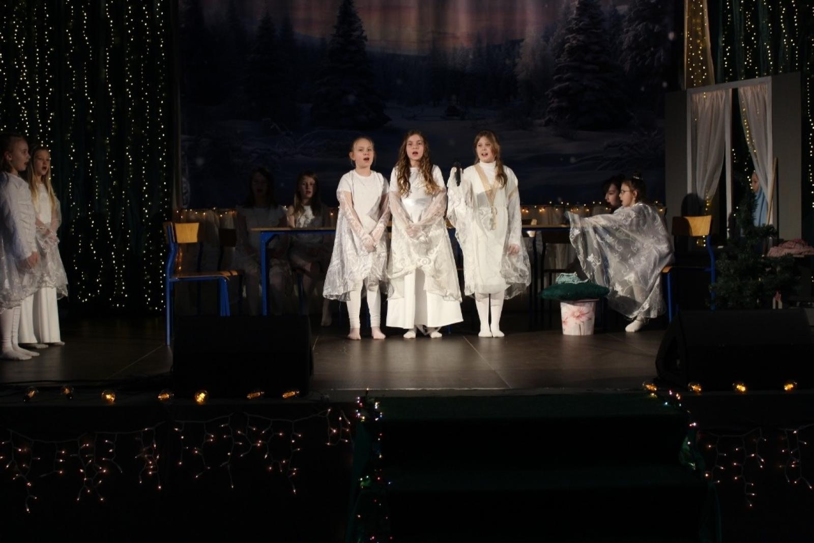 Zdjęcie w galerii na portalu naszwodzislaw.com: Bajkowy koncert noworoczny w Szkole Podstawowej w Lubomi wiadomości z regionu