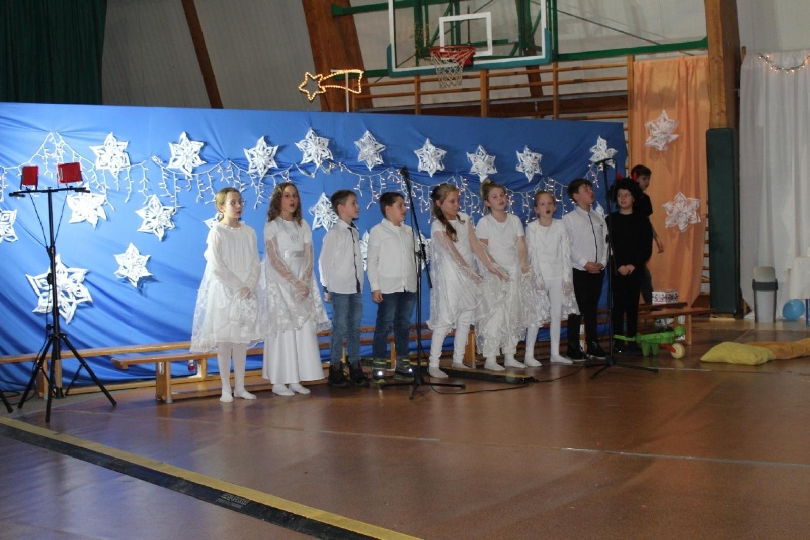 Zdjęcie w galerii na portalu naszwodzislaw.com: Bajkowy koncert noworoczny w Szkole Podstawowej w Lubomi wiadomości z regionu