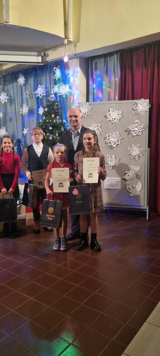 Zdjęcie w galerii na portalu naszwodzislaw.com: XIV powiatowy konkurs polskich kolęd i pastorałek za nami [WYNIKI] wiadomości z regionu