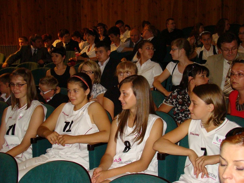 Zdjęcie w galerii na portalu naszwodzislaw.com: Nagrodzeni za szczególne osiągnięcia wiadomości z regionu