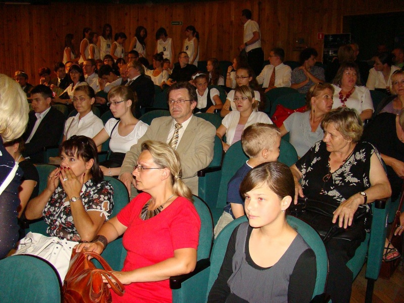 Zdjęcie w galerii na portalu naszwodzislaw.com: Nagrodzeni za szczególne osiągnięcia wiadomości z regionu