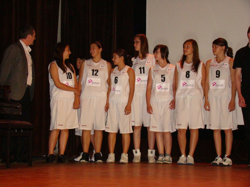 Zdjęcie w galerii na portalu naszwodzislaw.com: Nagrodzeni za szczególne osiągnięcia wiadomości z regionu