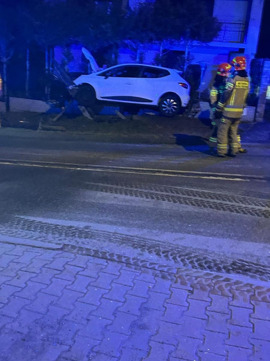 Zdjęcie w galerii na portalu naszwodzislaw.com: Niespokojny poranek na drogach. Dwa dachowania w Turzy Śląskiej. Auto wjechało w słup w Wodzisławiu wiadomości z regionu