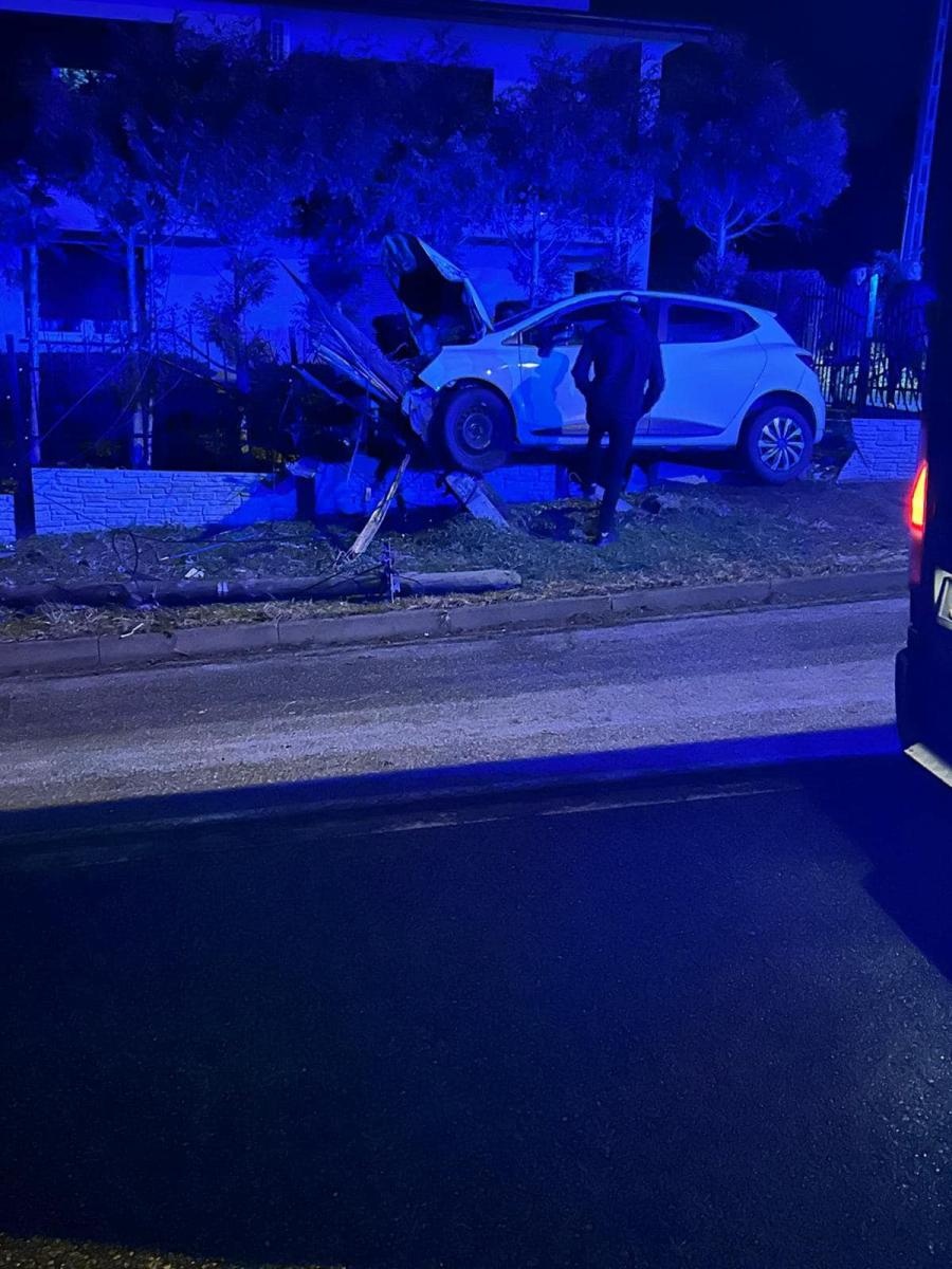 Zdjęcie w galerii na portalu naszwodzislaw.com: Niespokojny poranek na drogach. Dwa dachowania w Turzy Śląskiej. Auto wjechało w słup w Wodzisławiu wiadomości z regionu