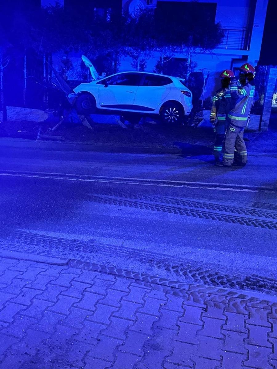 Zdjęcie w galerii na portalu naszwodzislaw.com: Niespokojny poranek na drogach. Dwa dachowania w Turzy Śląskiej. Auto wjechało w słup w Wodzisławiu wiadomości z regionu