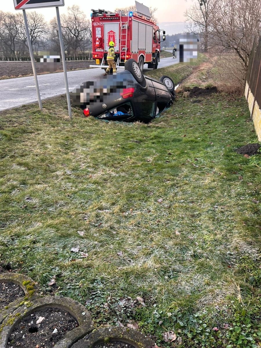 Zdjęcie w galerii na portalu naszwodzislaw.com: Niespokojny poranek na drogach. Dwa dachowania w Turzy Śląskiej. Auto wjechało w słup w Wodzisławiu wiadomości z regionu