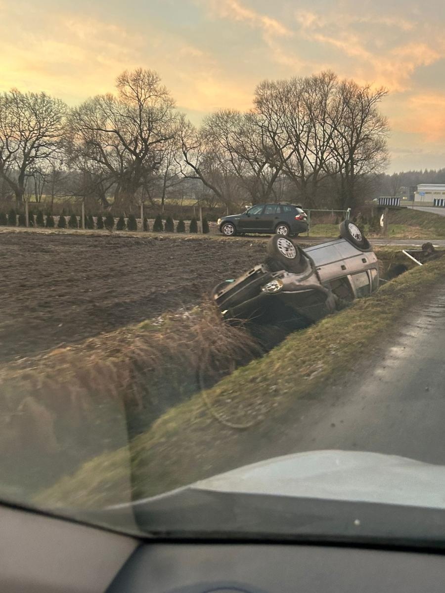 Zdjęcie w galerii na portalu naszwodzislaw.com: Niespokojny poranek na drogach. Dwa dachowania w Turzy Śląskiej. Auto wjechało w słup w Wodzisławiu wiadomości z regionu