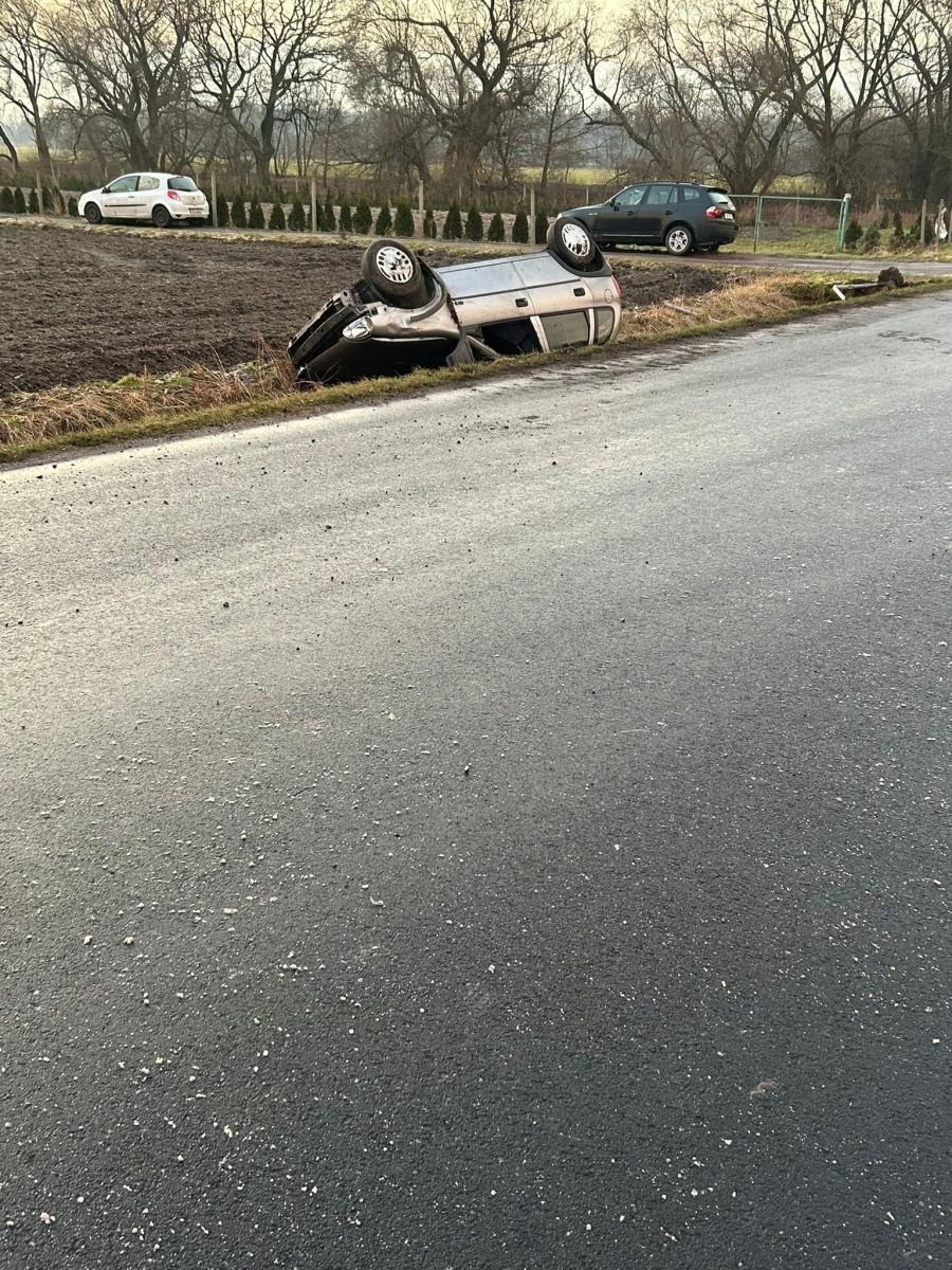 Zdjęcie w galerii na portalu naszwodzislaw.com: Niespokojny poranek na drogach. Dwa dachowania w Turzy Śląskiej. Auto wjechało w słup w Wodzisławiu wiadomości z regionu