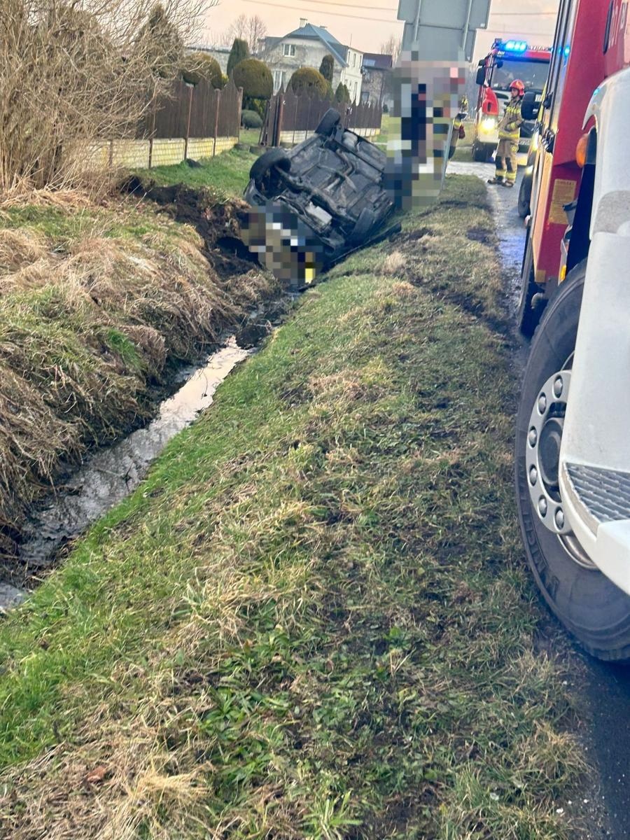 Zdjęcie w galerii na portalu naszwodzislaw.com: Niespokojny poranek na drogach. Dwa dachowania w Turzy Śląskiej. Auto wjechało w słup w Wodzisławiu wiadomości z regionu